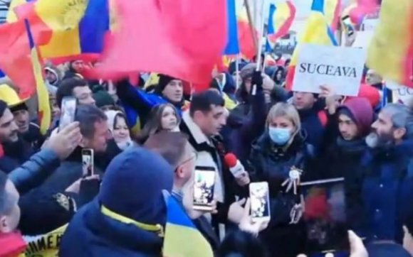 A román nemzeti ünnepen rabolták ki Gyulafehérváron az AUR felvonulásáról tudósító újságírónőt