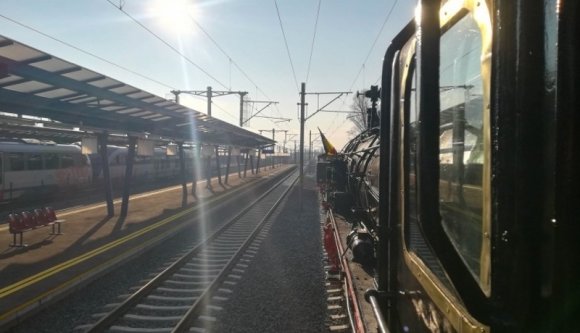 Megállíthatatlan: egy kiskorú fiú életét követelte a vonat tetején szelfizős őrület