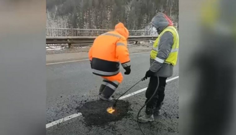 Útjavítás, 2021, Románia: tömjük be a kátyút, ugráljunk rajta gumicsizmával, mer' jóvanazúgy (VIDEÓval)
