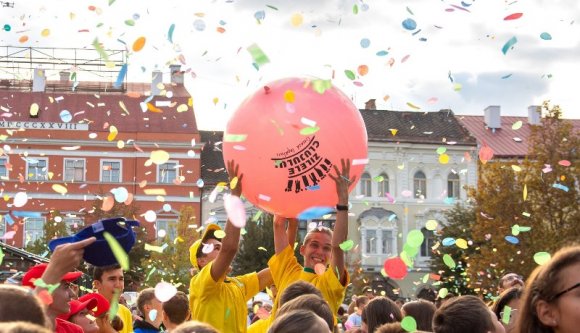 Emil Boc most éppen szeretné a magyarokat:  „Da-Igen” névvel szervezne multikulti fesztivált Kolozsváron
