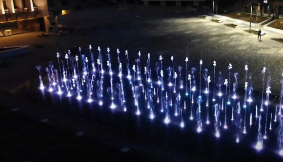 És akkor jött a tűzoltóautó, és beleszakadt a szép új szatmári szökőkútba