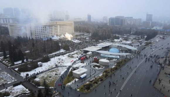 A kolozsvári gyógyszergyár harminc alkalmazottja rekedt az erőszakos zavargásoktól hangos Kazahsztánban