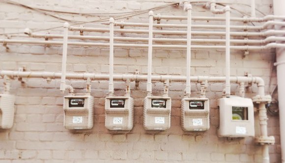 A miniszer elmagyarázta a polgárnak, mit tegyen, ha indokolatlanul nagy számlát hoz a postás