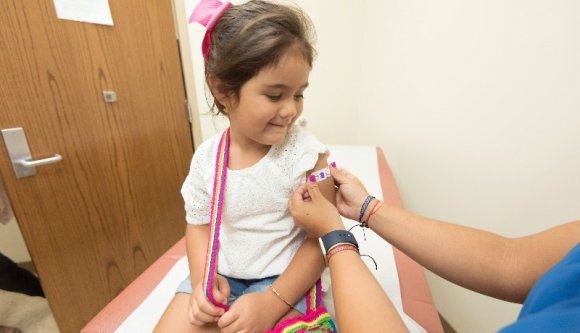 Kaphatnak-e 3. oltásadagot a 12–17 évesek? Mikor kezdődik az 5–11 évesek oltása? Íme a válaszok