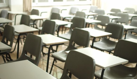 Változik a(z összes) gyerek fekvése: új feltétel alapján térnek át a sulik online oktatásra