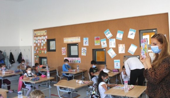 Tanügyminiszter: attól, hogy egy osztályban fertőzöttet találnak, még beírhatják hiányzónak, aki emiatt nem megy iskolába (FRISS