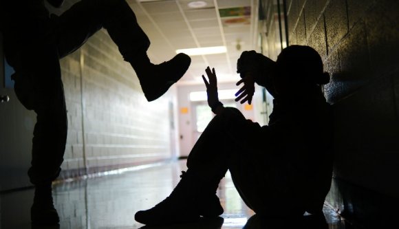 Verés, szidás, piszkálódás – a szülők, a tanárok és társaik is bántalmazzák az iskolásokat