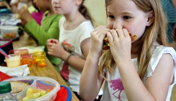 Ahol még zsíros kenyérre is alig jut, ott zöldséges szuflét és quinoát kaphatnak a gyerekek