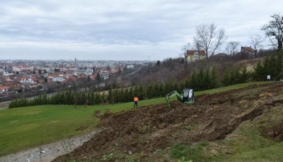 Még be sem fejeződött az előző földcsuszamlás miatti helyreállítás, megint megcsúszott a váradi Kálvária-domb