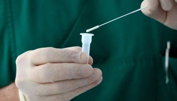 Járványhelyzet: kedd óta folyamatosan csökkent, vasárnapra 2000 alá zsugorodott a napi esetszám