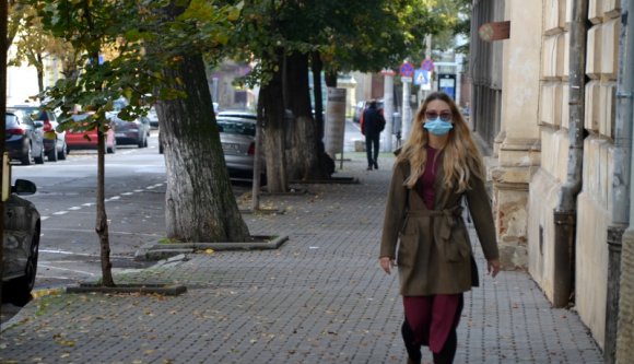 Az ötödik hullám miatt ismét jön a kötelező utcai maszkviselés, de a textilmaszkoktól érzékeny búcsút kell venni