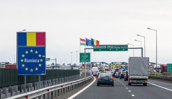 Minek otthon ülni izolációban, amikor el lehet utazni Angliába? Fertőzőtten, persze...