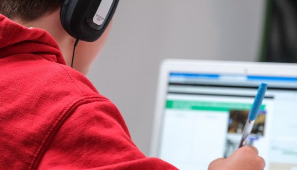 A diákok fele funkcionális analfabéta, míg több mint a felük érdemösztöndíjas… Na várjunk egy percet!