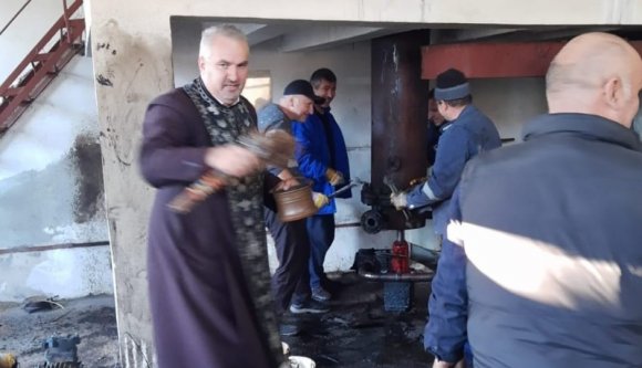 Lerohadt egy város távhőszolgáltatója, szerelők helyett pappal és egyházi szertartással próbálták orvosolni a helyzetet