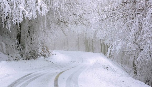 Téli autógumi nélkül nem érdemes útnak indulni: 15 centi hó eshet a következő 24 órában