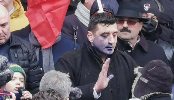 Állampolgári véleménynyilvánítás: tintával öntötték le George Simion AUR-társelnököt egy ünnepi rendezvényen (VIDEÓval)