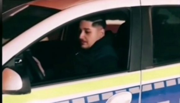 Szerzett egy rendőrautót, azzal „járőrözött” egy 19 éves fiatal