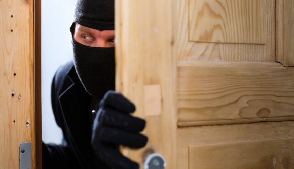 Bűnözési abszurd: ezúttal kamu házkutatásokra szakosodott tolvajszervezet bukott le