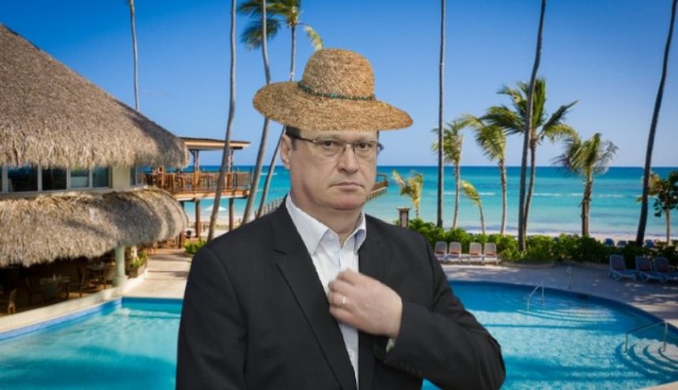 És mit tesz a rezsibotrány közepén az energiahatóság atyaúristene? Elmegy üdülni egy trópusi szigetre
