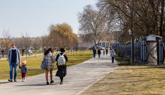 A tavasszal együtt érkeznek a lazítások: ebben a sorrendben oldhatják fel a korlátozásokat