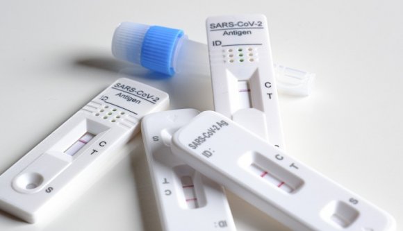 Az 5. hullám legnagyobb halálesetszámát hozta a kedd, de tavaszra végre meglehet a nyájimmunitás