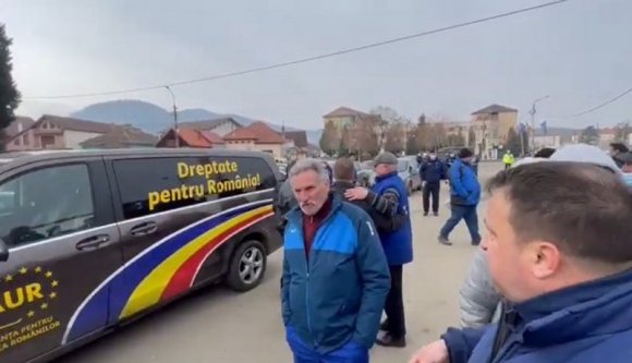 Úgy elhajtották a sztrájkoló kudzsiri fegyvergyári dolgozók az AUR politikusait, hogy öröm nézni (VIDEÓval)