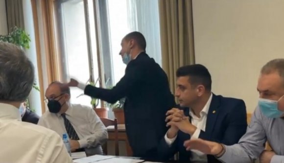 „Majom!”. „Náci!” – hangzott el az ülésen, amelyen a verbális erőszak visszaszorításáról is tárgyaltak