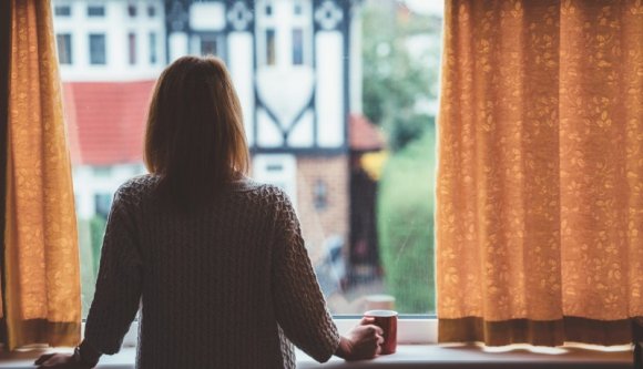 Rövidebb ideig tart az elkülönítés a koronavírus-fertőzötteknek, de az oltottak most is jobban jártak