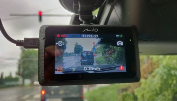 Hiába veszi fel fedélzeti kamerával a szabálytalankodó autósokat, nem használható fel bizonyítékként