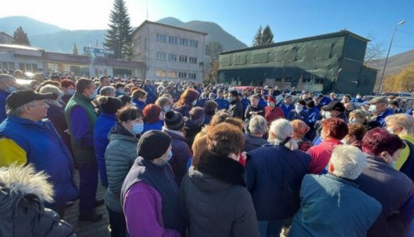 Miközben Románia fegyverkezne, a szomszédban pedig fokozódik a feszültség, a fegyvergyári alkalmazottak a röhejes bérek miatt ne