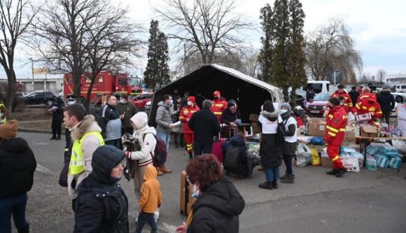 Mobil orvosi csapatok ellenőrzik a határon az egyre nagyobb számban érkező ukrajnai menekülteket