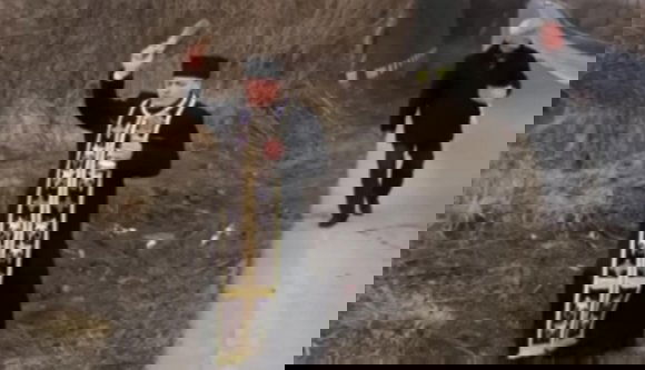 Beszentelt egy pópa egy halálkanyart, hátha úgy kevesebb lesz a baleset (VIDEÓval)