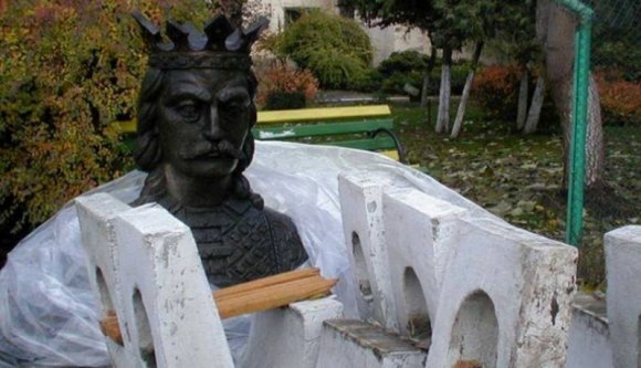 20 évig porosodott egy raktárban Ștefan cel Mare büsztje, de szerencsére jöttek a színesfémtolvajok