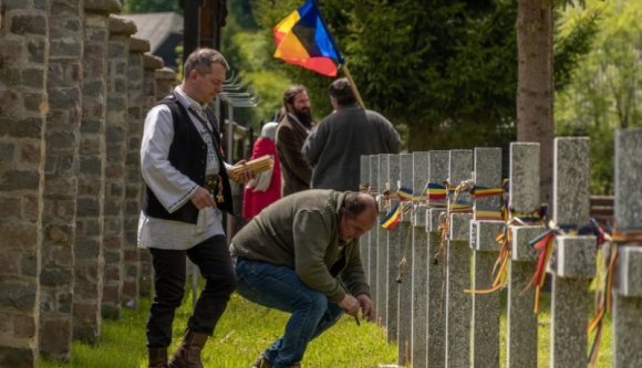 A buldózerek elé ugranak, ha lebontják az illegális betonkereszteket Úzvölgyében