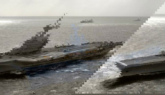 Franciaország közelebb küld egy repülőgép-hordozót, hogy a gépei Románia fölött járőrözzenek