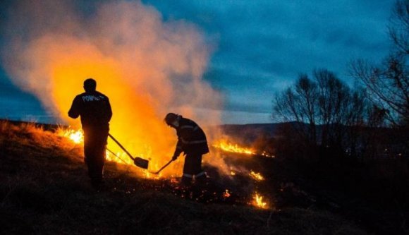 Tűzzel kaszálni életveszélyes is: tragédiát okozott a tarlóégetés Brassó megyében