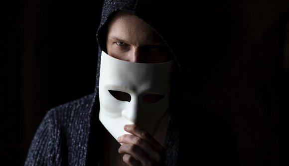 Igazi kenőpénzt fogadott el az álbelügyes, ezért igazi börtönbe vitték az igazi zsaruk