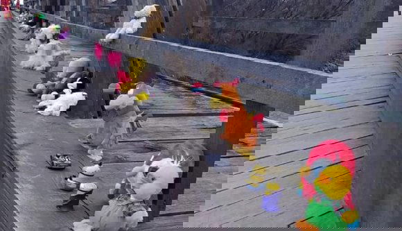 „Játékhíddá” változott a Máramarosszigetet Kárpátaljával összekötő híd az Ukrajnából menekülő gyerekek számára