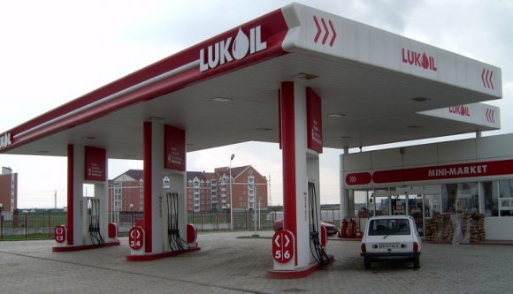 Kemény csapást mért a fogyasztóvédelem a Lukoilra, mélyen a zsebébe kell nyúlnia az orosz cégnek