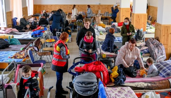 Ha segíteni szeretne az ukrajnai menekülteken, bizsuk és flitteres ruhák helyett inkább meleg takarókat küldjön