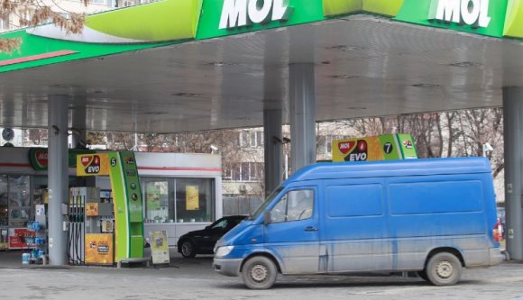 Már első nap jókora bírságokat róttak ki a benzinpánik miatt, a legjobban magyar cégen csattan az ostor