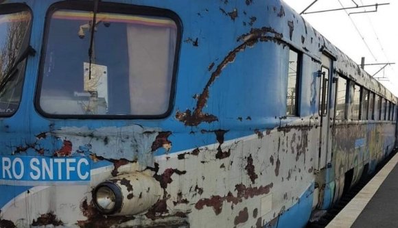 Közel százéves roncsot közlekedtet a Román Vasúttársaság egy több százmillió euróból felújított vonalon