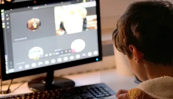 Ezt ki érti? Krónikus betegséggel engedélyezett az online oktatás, lábtöréssel nem