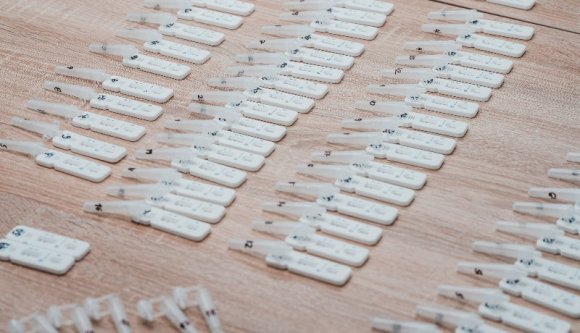 Kapunk egy rakás koronatesztet Dél-Koreától azokért az oltásokért cserébe, amiket elvileg segélyként küldtünk