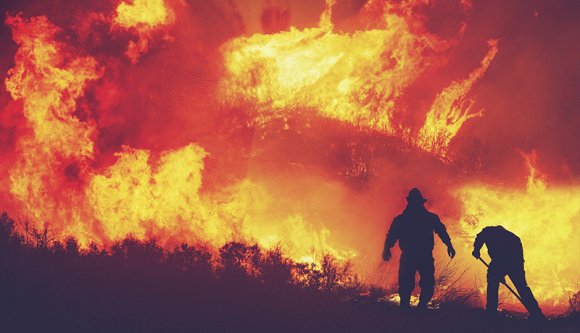 Gondolta, elégeti a gazt, most katonai repülőgépek oltják a tüzet 500 hektáron