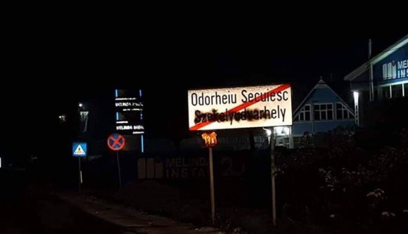 Székelyföldi magyar feliratokat mázolt le, el is kapták, de büntetlenül megúszta