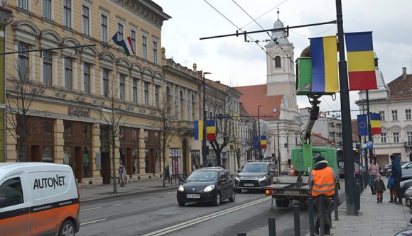 Szolidaritás: kitűzték az ukrán nemzeti zászlót Kolozsvár főterén