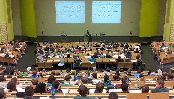 Jelenlét kell: már nem tarthatnak online órákat az egyetemek, mivel megszűnt a jogalap