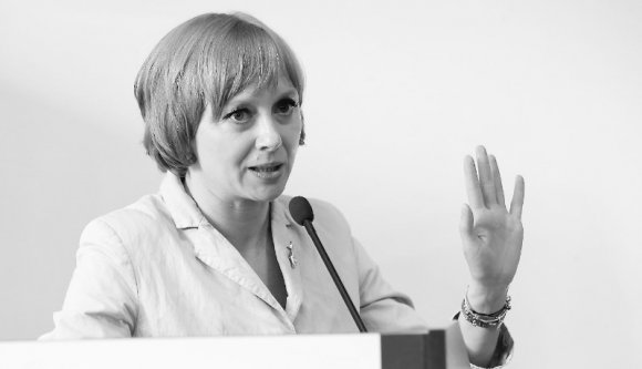 Fenyegetéseket kap, és még a rendőrség is kibabrál a miniszterelnököt plágiummal vádló újságírónővel