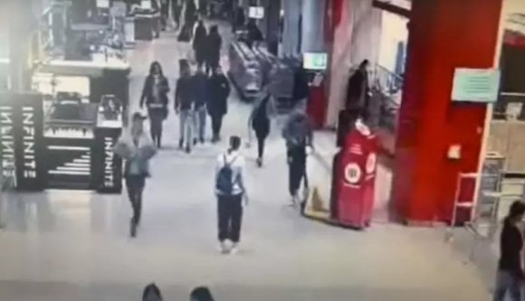 Automatástul lopta el a pénzt egy plázából egy élelmes tolvaj (VIDEÓval)